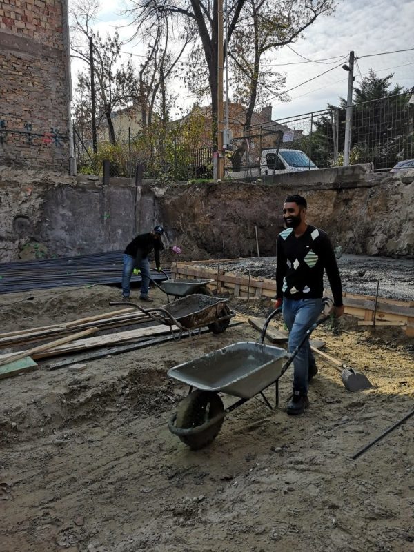 Indiai segédmunkások dolgoznak budapesti építkezésen